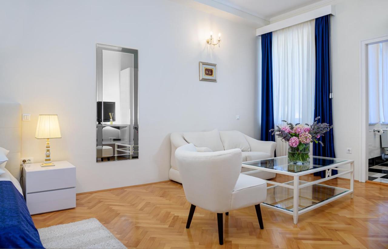 Palace Schoen Milesi - Esense Of Prestige - Private Pool - Free Parking - Old Money Style Luxury Rooms - Walking Distance To The Old Town, The Beach And All Amenities - Buralux Properties Сплит Екстериор снимка