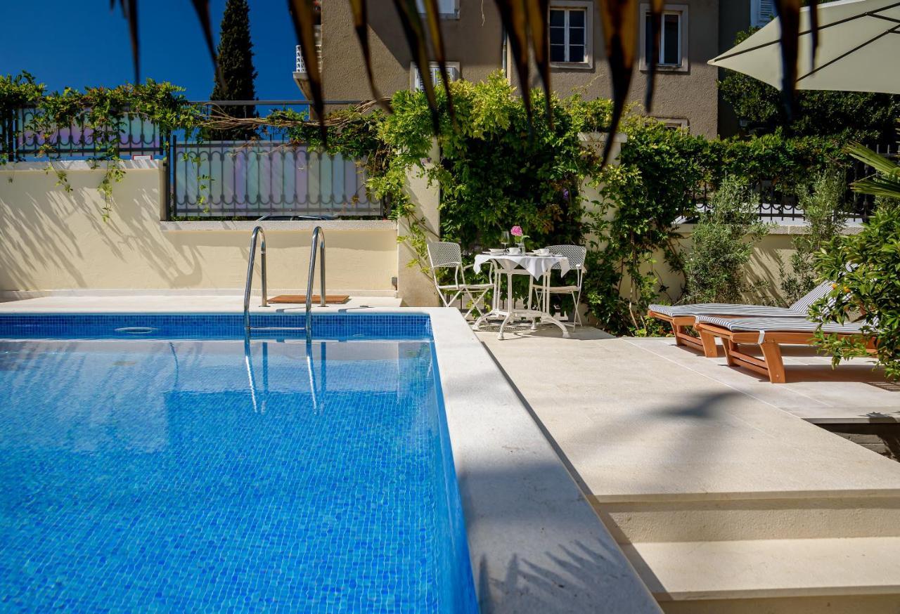 Palace Schoen Milesi - Esense Of Prestige - Private Pool - Free Parking - Old Money Style Luxury Rooms - Walking Distance To The Old Town, The Beach And All Amenities - Buralux Properties Сплит Екстериор снимка