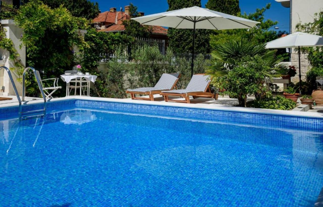 Palace Schoen Milesi - Esense Of Prestige - Private Pool - Free Parking - Old Money Style Luxury Rooms - Walking Distance To The Old Town, The Beach And All Amenities - Buralux Properties Сплит Екстериор снимка