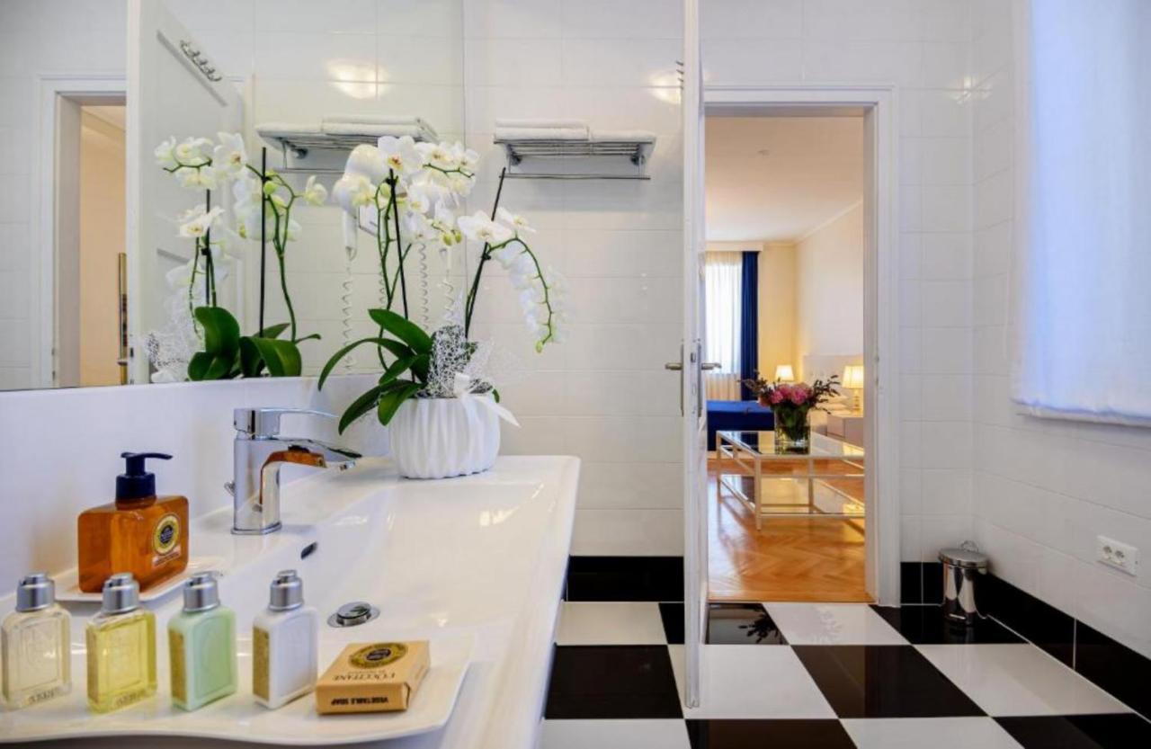 Palace Schoen Milesi - Esense Of Prestige - Private Pool - Free Parking - Old Money Style Luxury Rooms - Walking Distance To The Old Town, The Beach And All Amenities - Buralux Properties Сплит Екстериор снимка