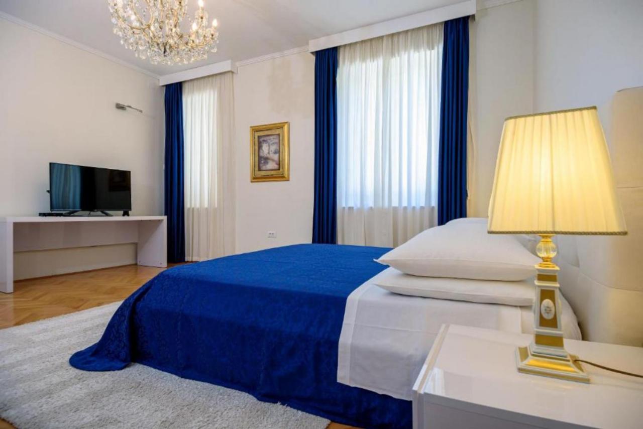 Palace Schoen Milesi - Esense Of Prestige - Private Pool - Free Parking - Old Money Style Luxury Rooms - Walking Distance To The Old Town, The Beach And All Amenities - Buralux Properties Сплит Екстериор снимка