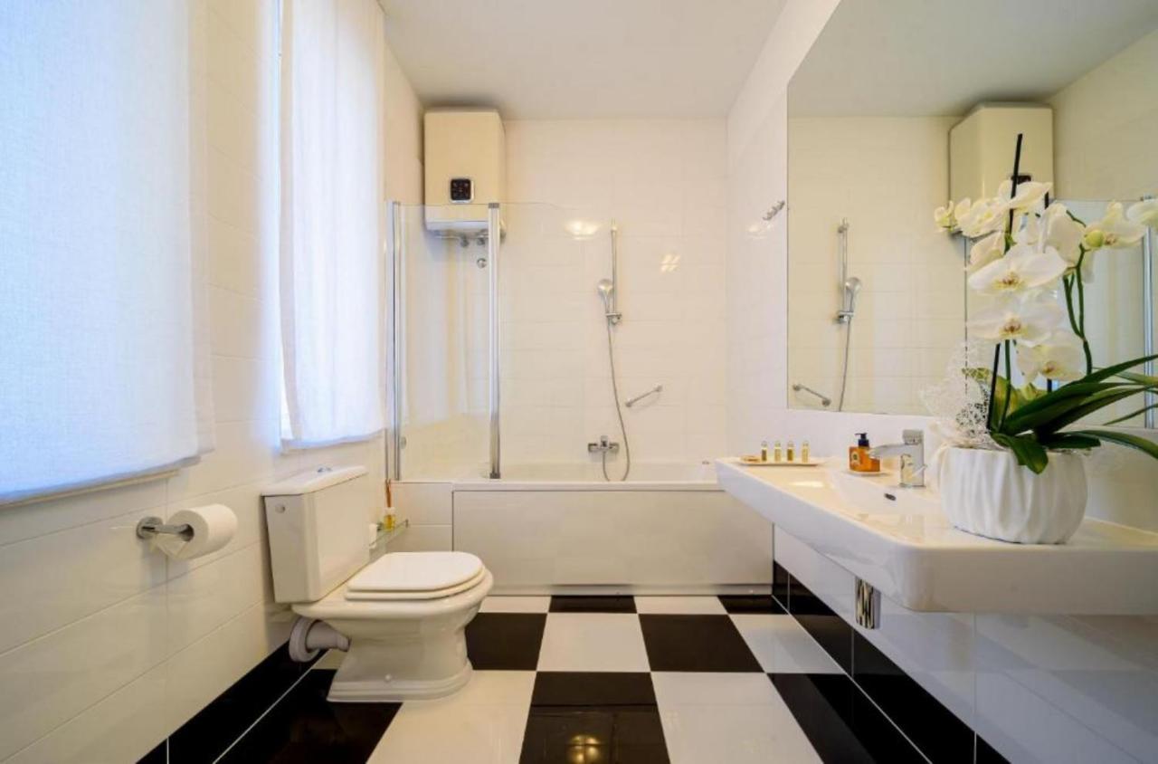 Palace Schoen Milesi - Esense Of Prestige - Private Pool - Free Parking - Old Money Style Luxury Rooms - Walking Distance To The Old Town, The Beach And All Amenities - Buralux Properties Сплит Екстериор снимка