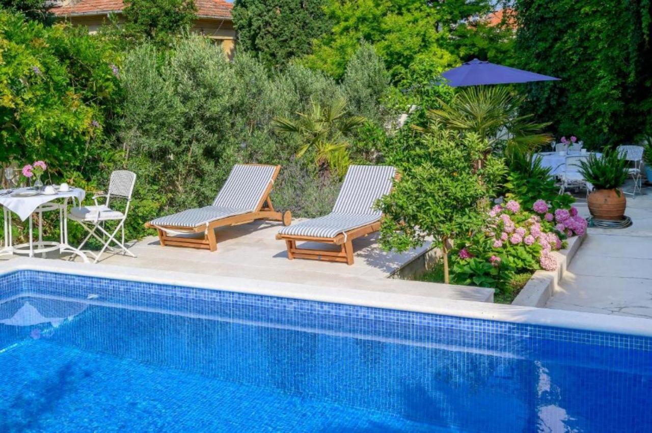 Palace Schoen Milesi - Esense Of Prestige - Private Pool - Free Parking - Old Money Style Luxury Rooms - Walking Distance To The Old Town, The Beach And All Amenities - Buralux Properties Сплит Екстериор снимка