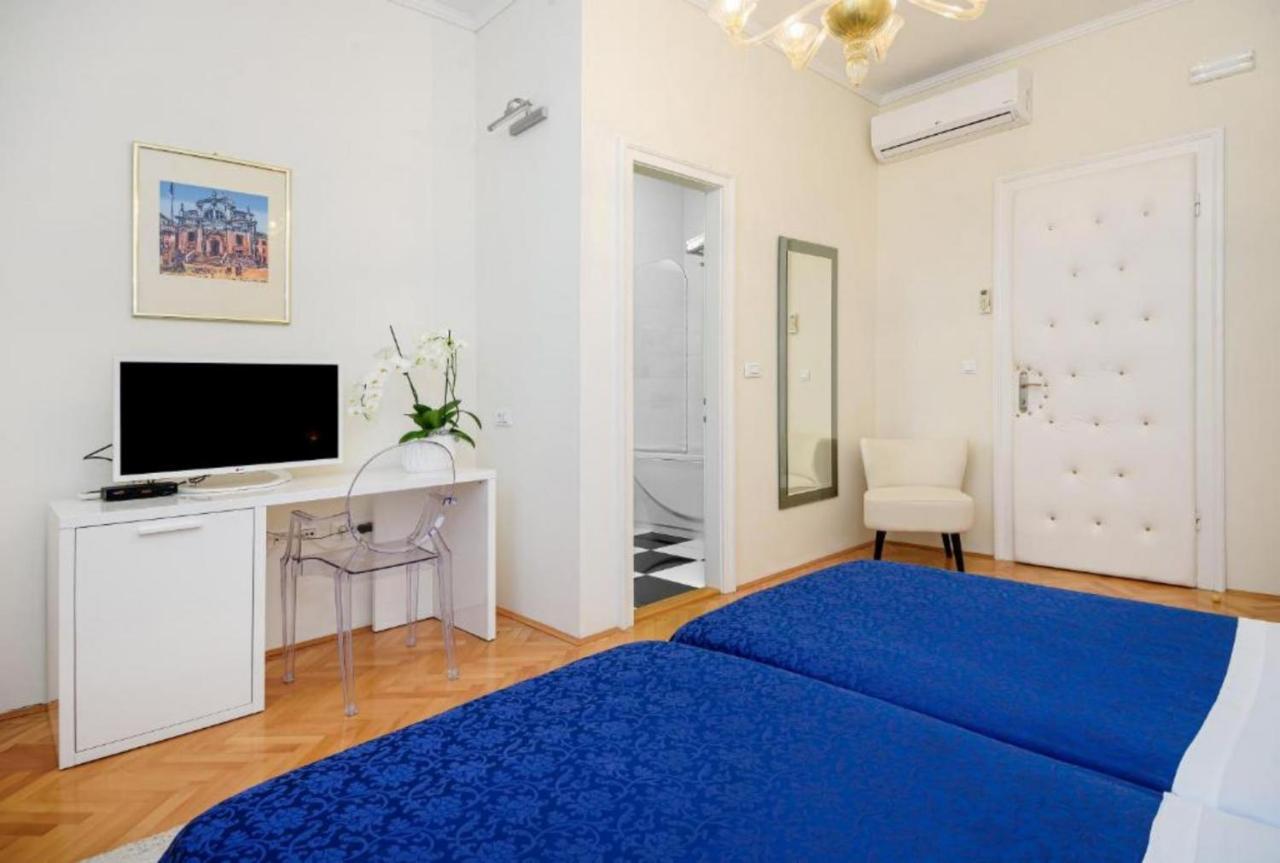 Palace Schoen Milesi - Esense Of Prestige - Private Pool - Free Parking - Old Money Style Luxury Rooms - Walking Distance To The Old Town, The Beach And All Amenities - Buralux Properties Сплит Екстериор снимка