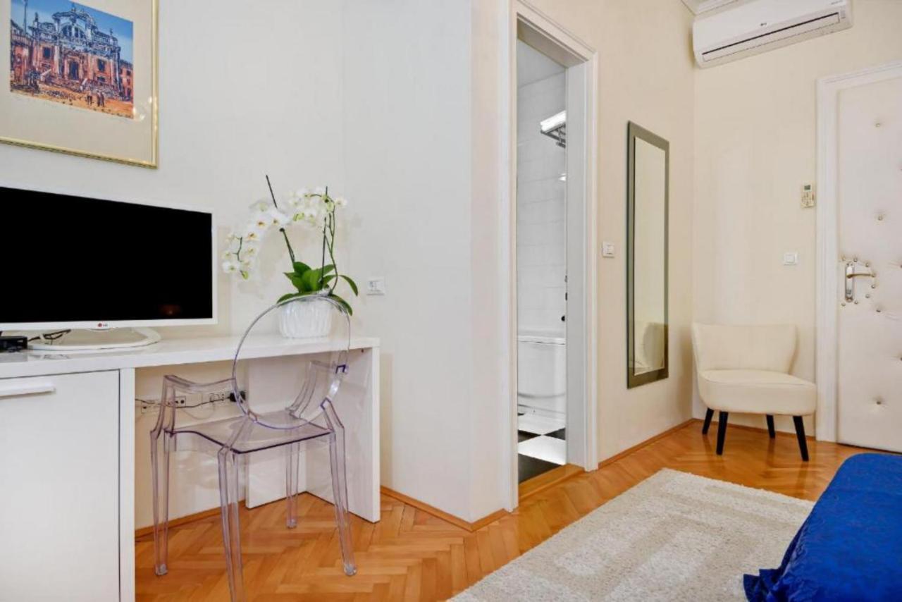 Palace Schoen Milesi - Esense Of Prestige - Private Pool - Free Parking - Old Money Style Luxury Rooms - Walking Distance To The Old Town, The Beach And All Amenities - Buralux Properties Сплит Екстериор снимка