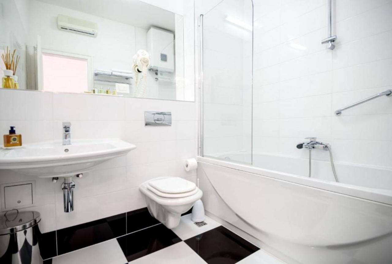 Palace Schoen Milesi - Esense Of Prestige - Private Pool - Free Parking - Old Money Style Luxury Rooms - Walking Distance To The Old Town, The Beach And All Amenities - Buralux Properties Сплит Екстериор снимка