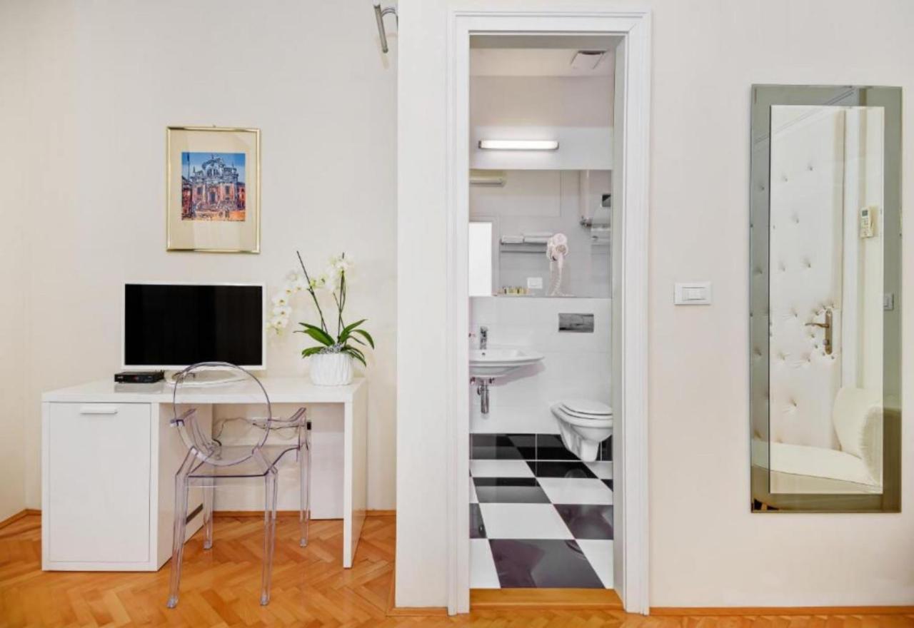 Palace Schoen Milesi - Esense Of Prestige - Private Pool - Free Parking - Old Money Style Luxury Rooms - Walking Distance To The Old Town, The Beach And All Amenities - Buralux Properties Сплит Екстериор снимка