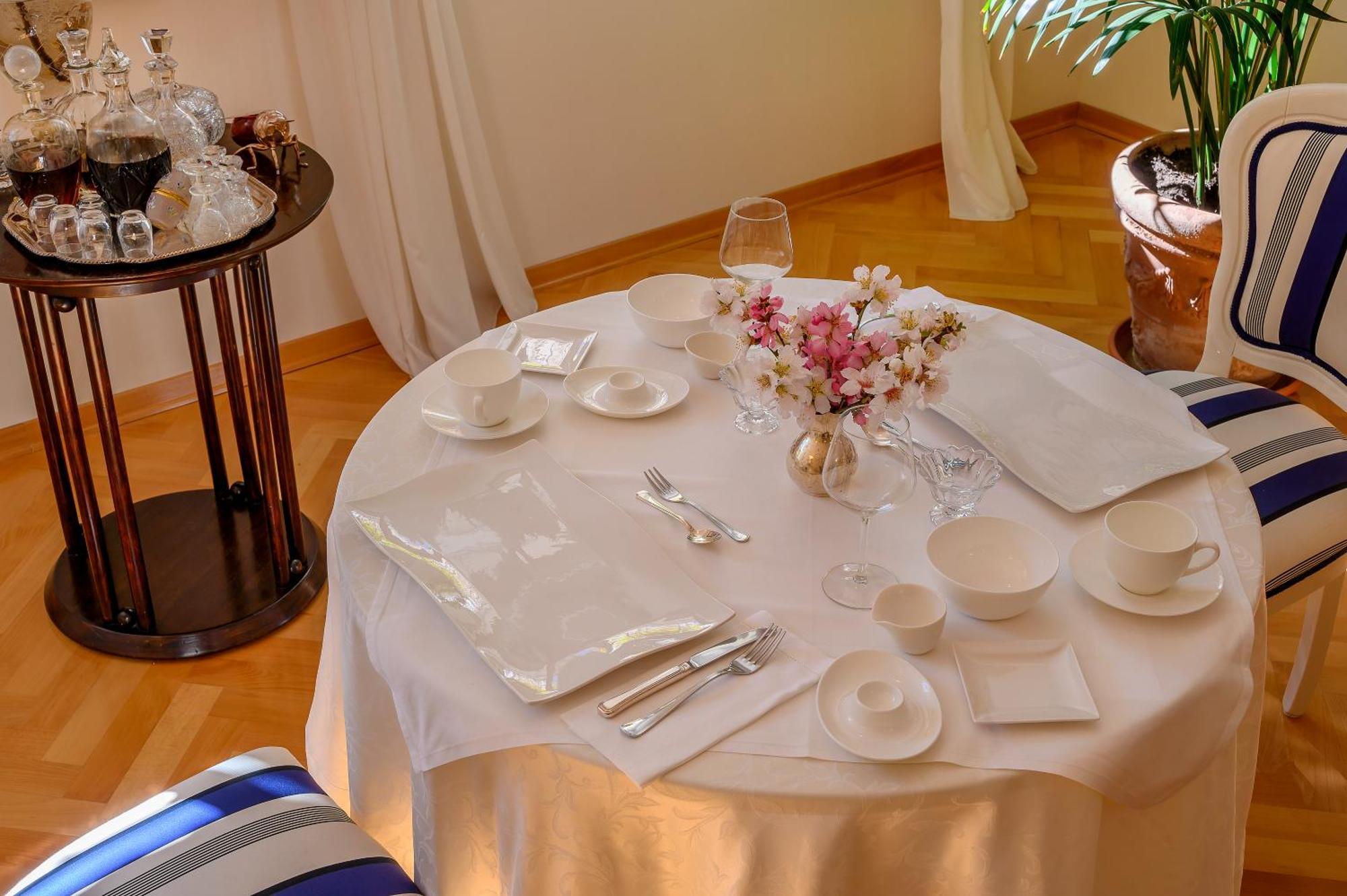 Palace Schoen Milesi - Esense Of Prestige - Private Pool - Free Parking - Old Money Style Luxury Rooms - Walking Distance To The Old Town, The Beach And All Amenities - Buralux Properties Сплит Екстериор снимка