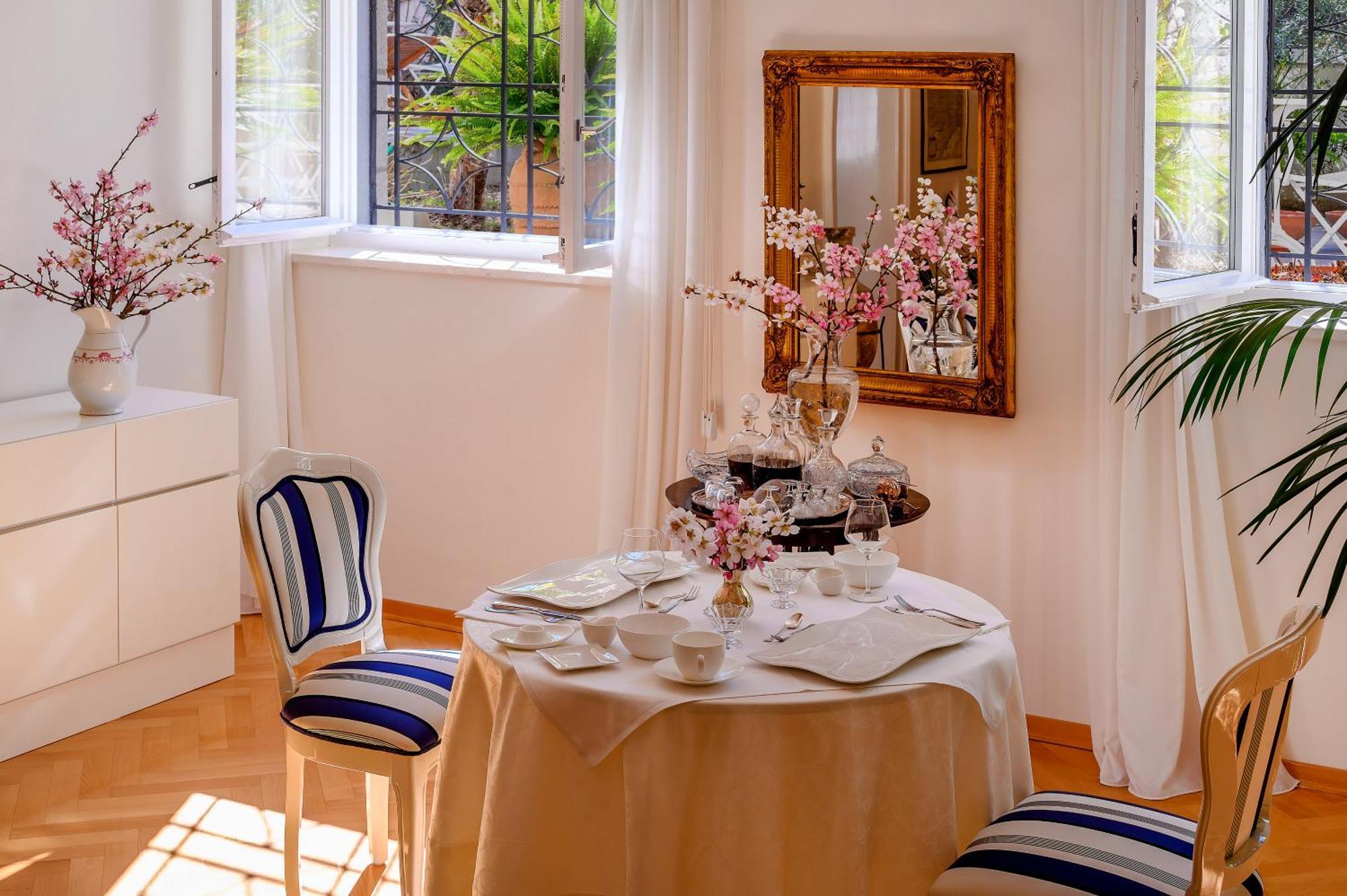 Palace Schoen Milesi - Esense Of Prestige - Private Pool - Free Parking - Old Money Style Luxury Rooms - Walking Distance To The Old Town, The Beach And All Amenities - Buralux Properties Сплит Екстериор снимка