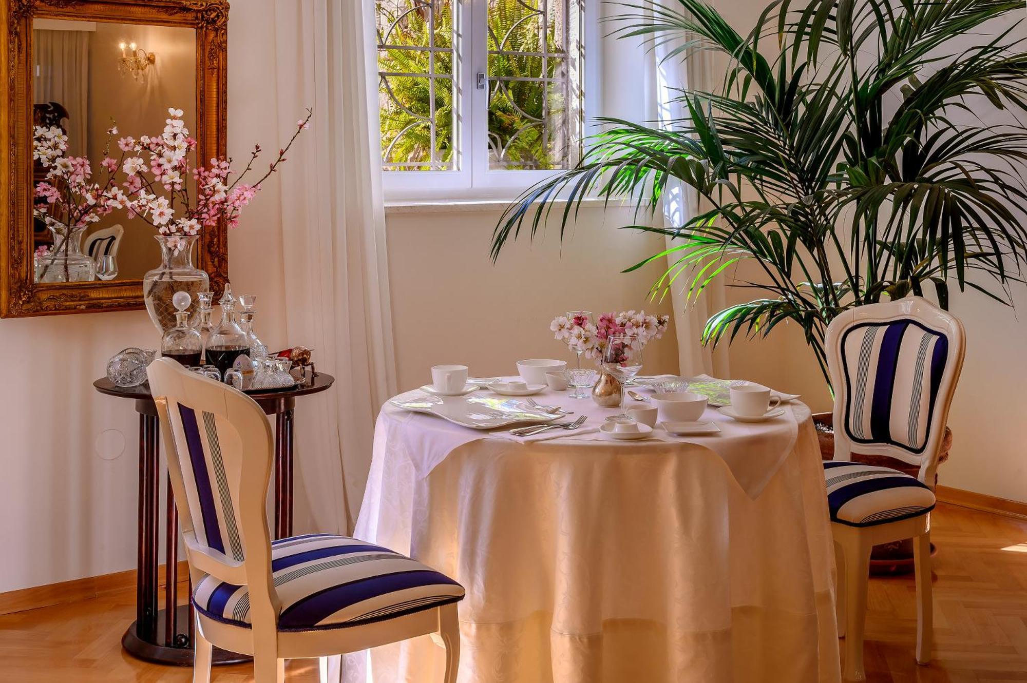 Palace Schoen Milesi - Esense Of Prestige - Private Pool - Free Parking - Old Money Style Luxury Rooms - Walking Distance To The Old Town, The Beach And All Amenities - Buralux Properties Сплит Екстериор снимка