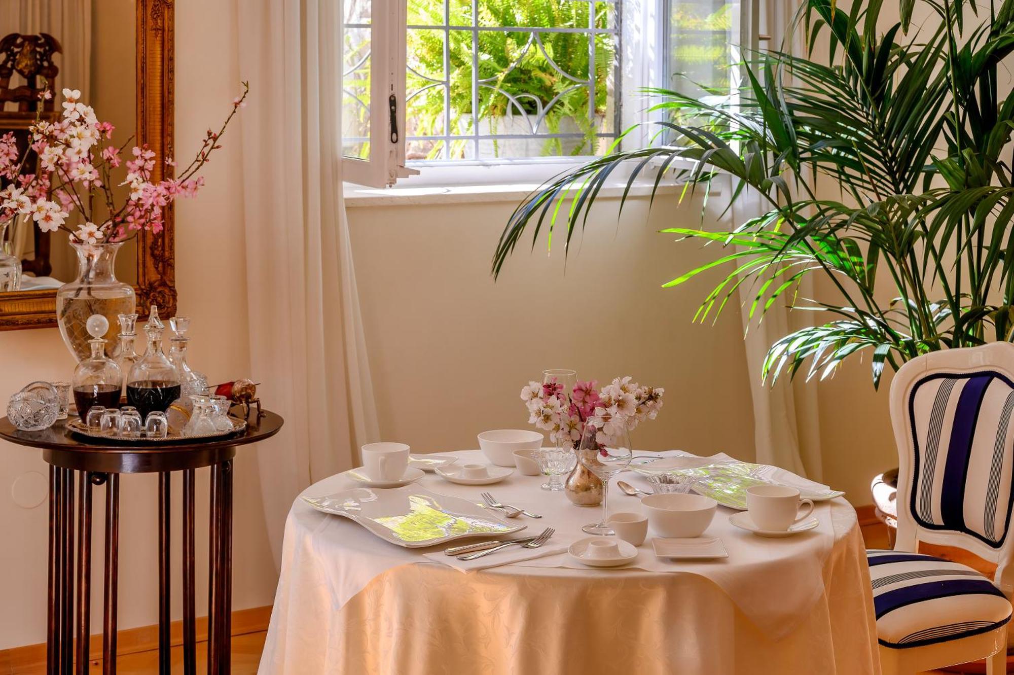 Palace Schoen Milesi - Esense Of Prestige - Private Pool - Free Parking - Old Money Style Luxury Rooms - Walking Distance To The Old Town, The Beach And All Amenities - Buralux Properties Сплит Екстериор снимка